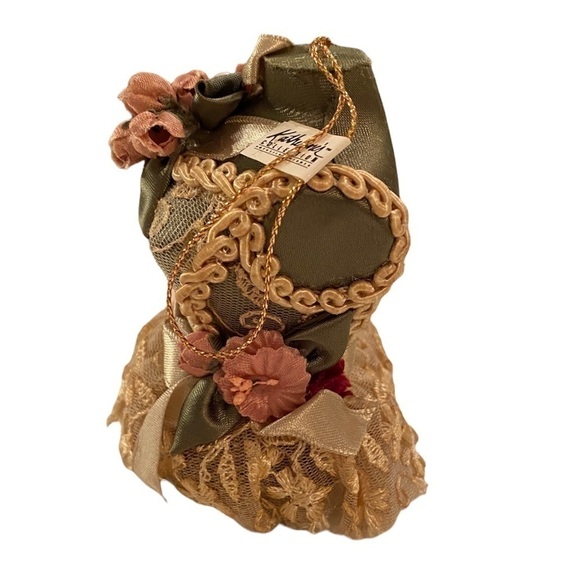 💕Katherine’s Collection Victorian Ballerina Bust Form Ornament - Picture 2 of 6